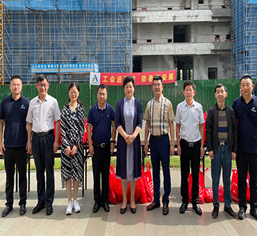 南通市人大常委會(huì)副主任、市總工會(huì)主席葛玉琴到集團(tuán)承建的項(xiàng)目開(kāi)展夏季慰問(wèn)活動(dòng)
